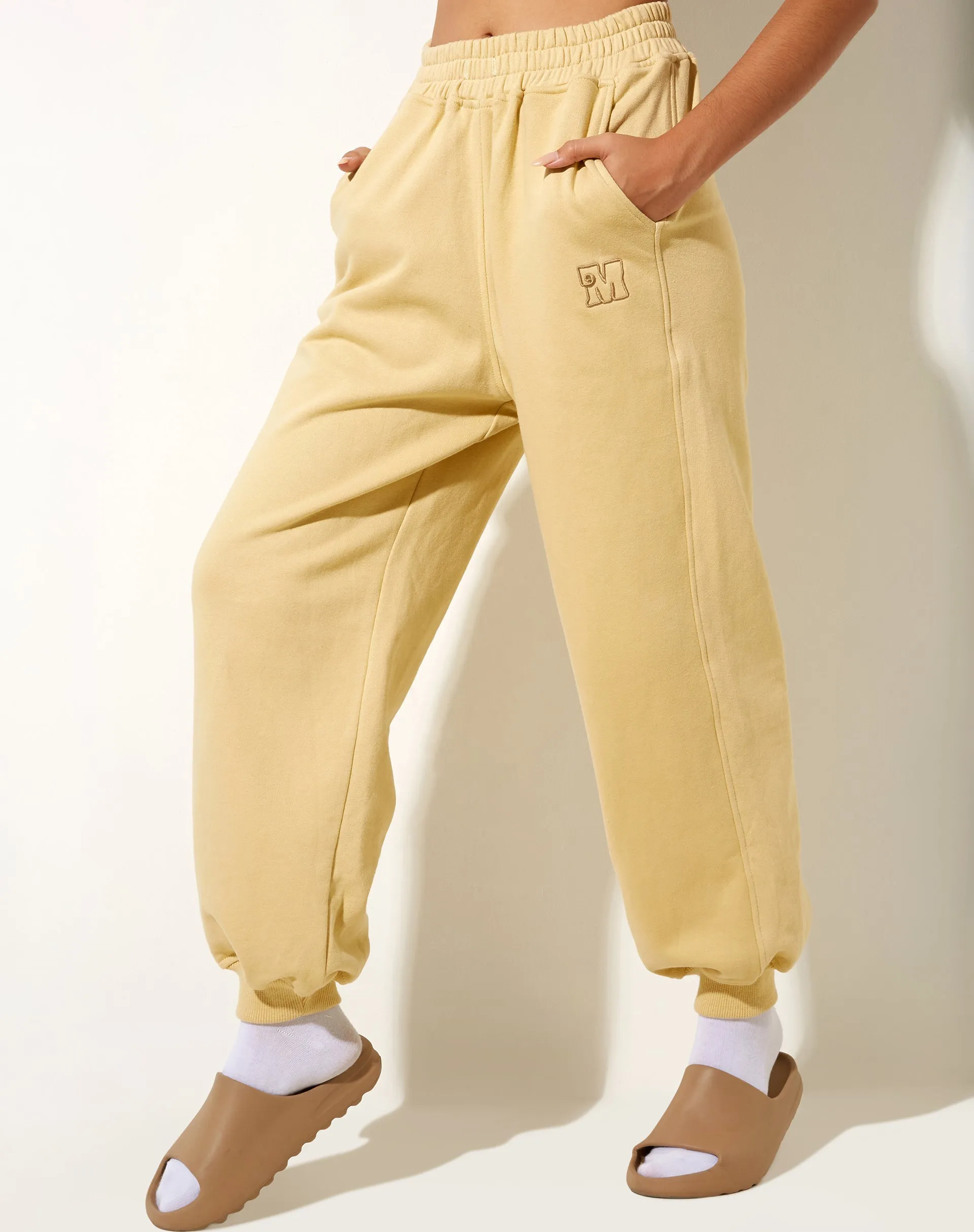 Roider Jogger in Custard M Embro