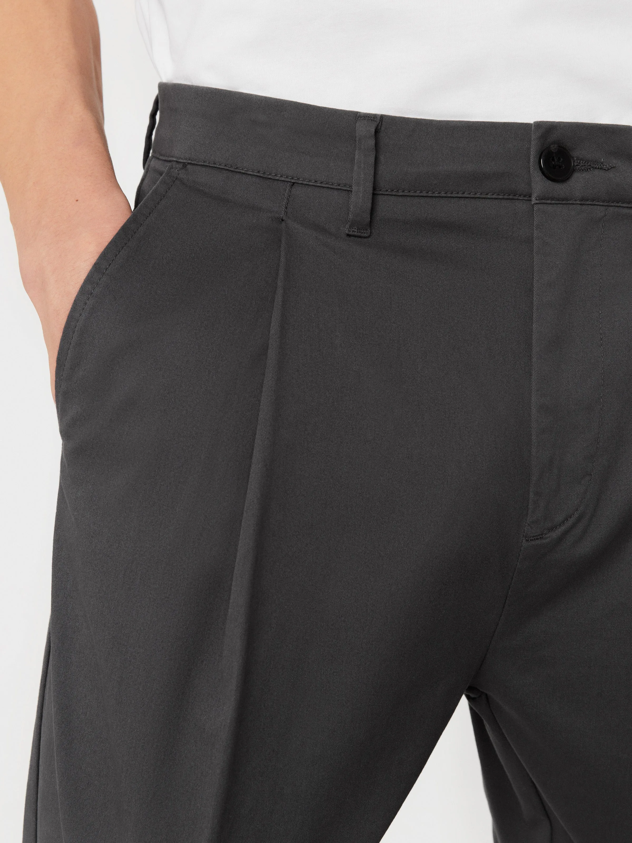 The Jamie Pleated Chino Pant in Iron Grey