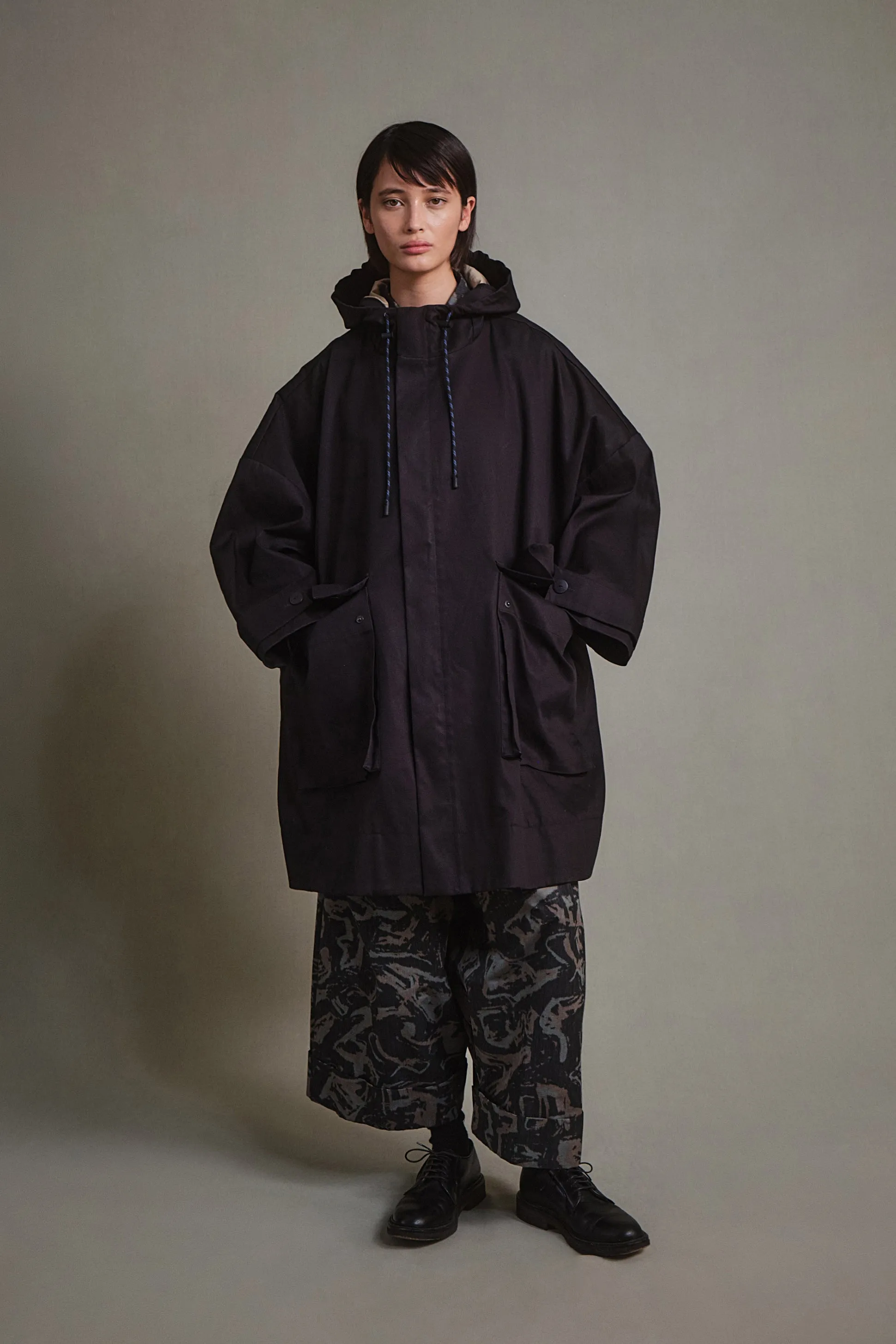 THE WAYFINDER COAT / BONDED GABERDINE FLINT SAND