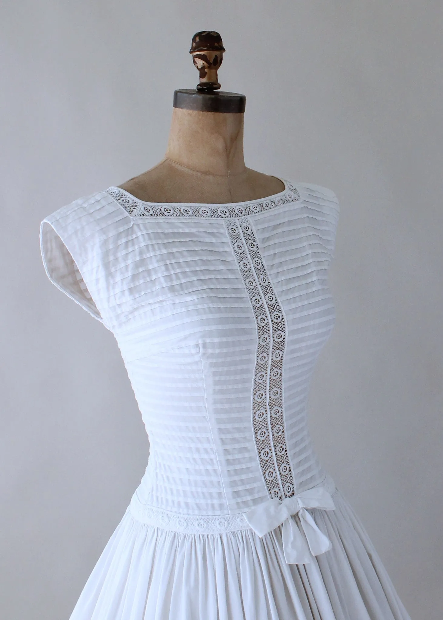 Vintage 1950s White Cotton and Lace Day Dress