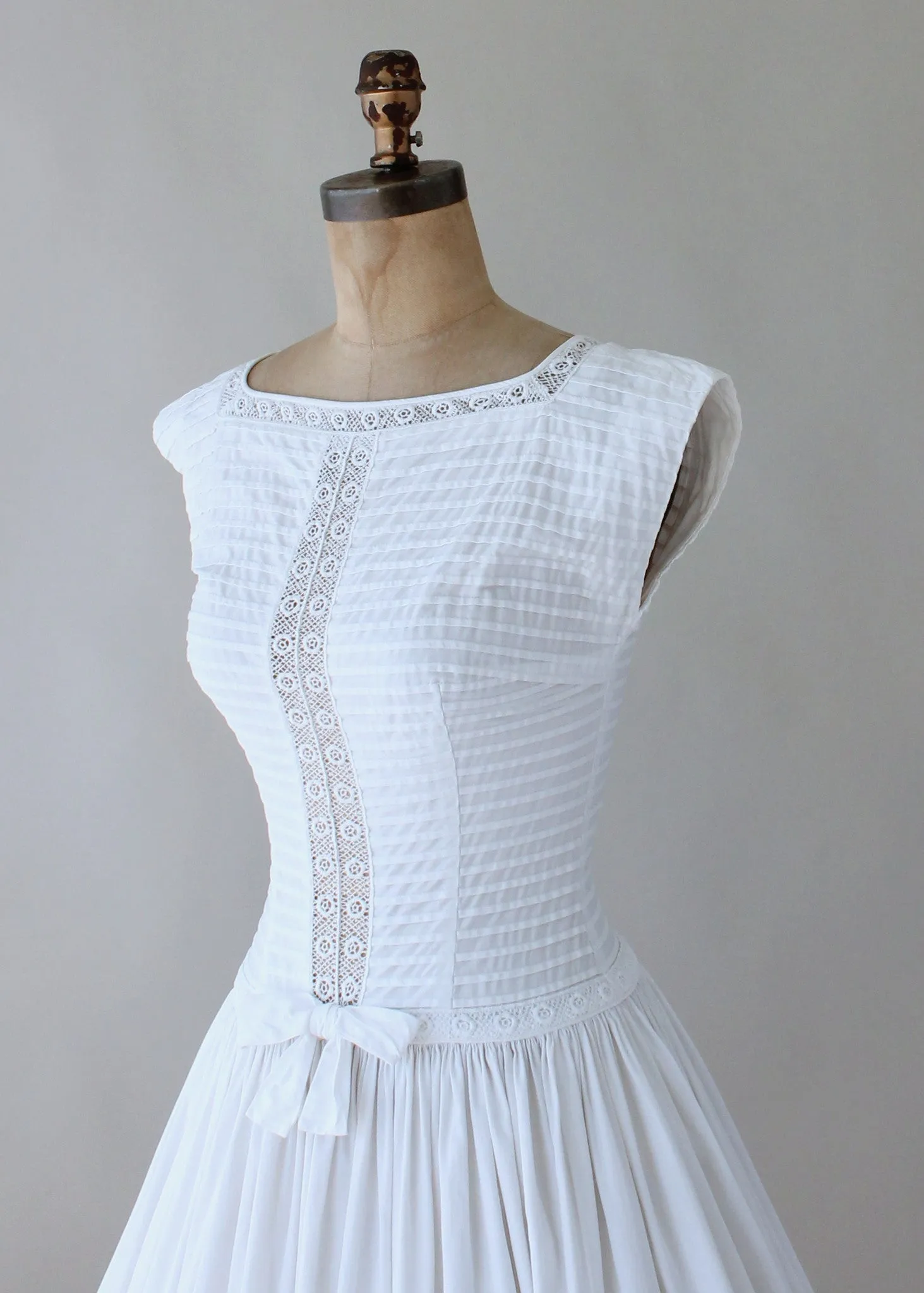 Vintage 1950s White Cotton and Lace Day Dress